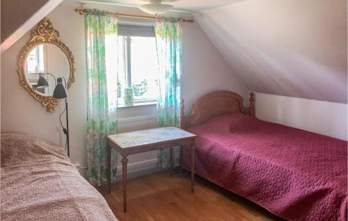 2 Bedroom Amazing Home In Gotland 객실 침대