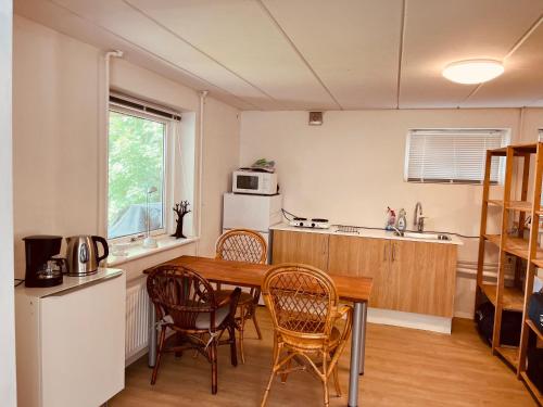 una cucina con tavolo e sedie in legno di Gittes hus a Skive