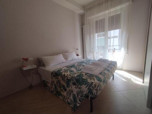1 dormitorio con 1 cama con manta verde y blanca en La Casetta tra Chianti e Firenze en Scandicci