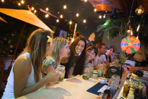 un gruppo di donne sedute a un tavolo in un bar di Che Valladolid Hostel & Bar a Valladolid