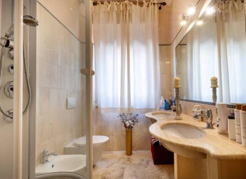 ein Bad mit einer Dusche, einem Waschbecken und einem WC in der Unterkunft Dream sea - 100 from the sea! in San Benedetto del Tronto