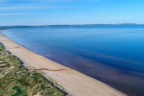 an aerial view of a beach and the ocean at Strandnära mysig stuga med generösa utvändiga ytor in Mellbystrand