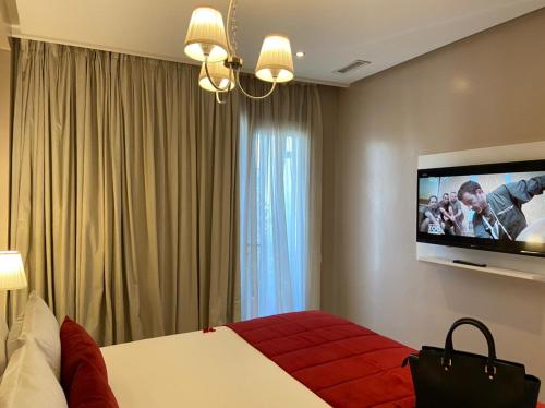 RENT-INN Suites Hotelにあるテレビまたはエンターテインメントセンター
