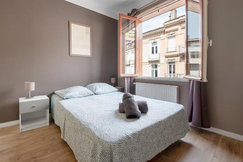une chambre avec un lit et une fenêtre dans l'établissement T3 Hyper Centre - Spacieux et Confortable, à Toulouse