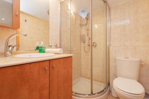Un baño de Colony Suites- Hananya St.
