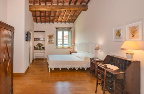 um quarto com uma cama e uma secretária em Casale1918 em Pietrasanta