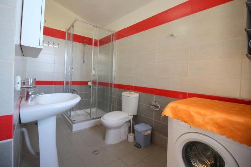 La salle de bains est pourvue d'un lavabo et d'un lave-linge. dans l'établissement Best House, à Saranda