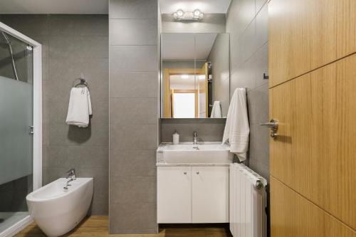 ein Bad mit einem Waschbecken und einem Spiegel in der Unterkunft Apartamento Fénix in Granada