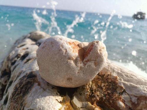 una roccia seduta sulla spiaggia di Dom za odmor J&S a Sutomore