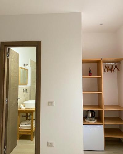 a room with a bathroom with a sink and a mirror at CASA SACURI in Rudalza