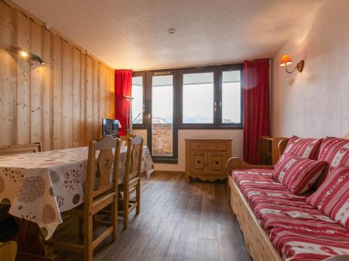 un salon avec un canapé et une table dans l'établissement Appartement cosy 6 pers, balcon sud, centre d'Avoriaz, TV, WiFi, accès direct pistes et commerces. - FR-1-314-157, à Avoriaz