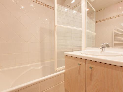 une salle de bain blanche avec un lavabo et une baignoire dans l'établissement Charmant appart 6 pers avec balcon sud, centre Avoriaz, proche pistes et commodités - FR-1-314-178, à Avoriaz