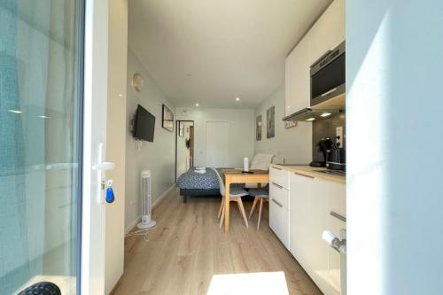 Il comprend une cuisine et une salle à manger avec une table. dans l'établissement M5 Cosy Massy proche Orly, à Massy