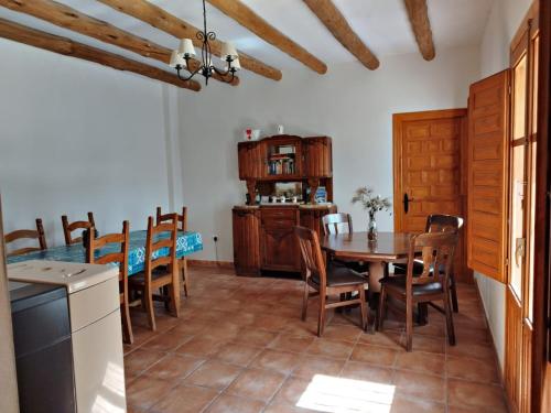 eine Küche und ein Esszimmer mit einem Tisch und Stühlen in der Unterkunft Molino Viejo, Jauca Baja, 04899 El Hijate, Almeria Province Spain in El Hijate