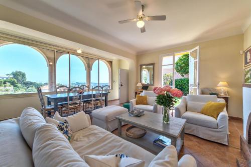 Χώρος καθιστικού στο Villa Francesca Beautiful villa with sea view and swimming pool!