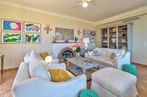 Elle comprend un salon doté d'un mobilier blanc et d'une cheminée. dans l'établissement Villa Francesca Beautiful villa with sea view and swimming pool!, à Villefranche-sur-Mer