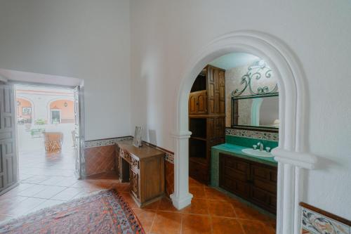 La salle de bains est pourvue d'un lavabo et d'un miroir. dans l'établissement Hotel Hacienda La Cieneguita, à San Miguel de Allende