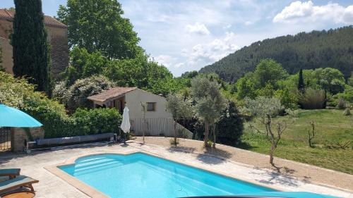 une piscine devant une maison dans l'établissement Moulin de Bonfilhon, à Cornillon-Confoux