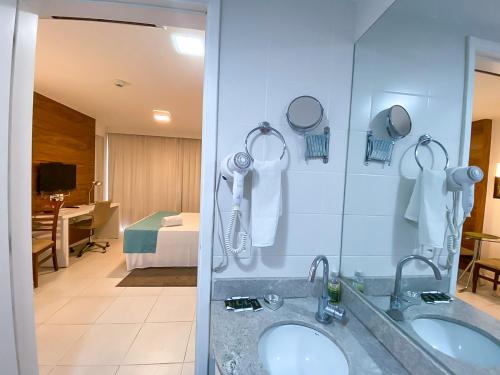 - Baño con 2 lavabos en una habitación en Fusion Acomodação Particular na Asa Norte ao Lado do SHOPPING CONJUNTO NACIONAL com Garagem - 7º andar, en Brasilia