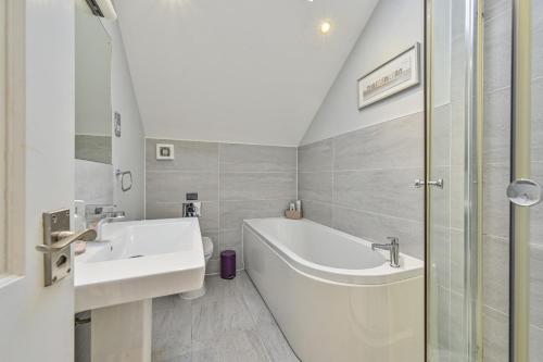 Bathroom sa SandPipers Luxury hot tub lodge with 2 ensuites a private Sauna & BBQ terrace