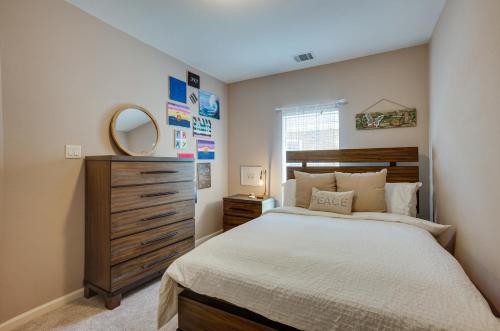 1 dormitorio con 1 cama grande y espejo en Pet-Friendly Montgomery Retreat with Community Pool! en Montgomery