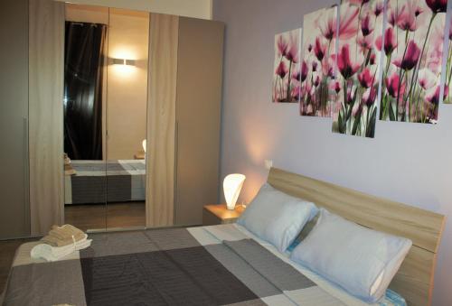 een slaapkamer met een bed met roze bloemen aan de muur bij InsideLecce in Lecce