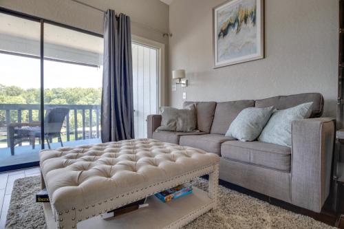 Posezení v ubytování Condo with Community Pool and Boat Ramp in Osage Beach