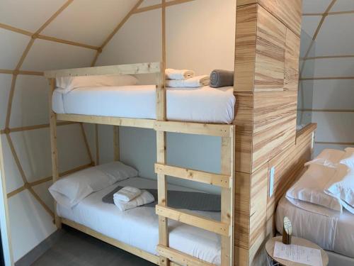Voodi või voodid majutusasutuse GLAMPING DO MAR toas