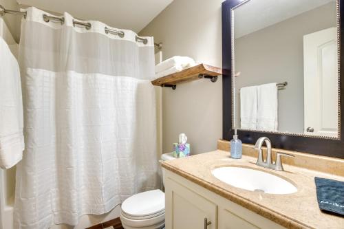 Koupelna v ubytování Condo with Community Pool and Boat Ramp in Osage Beach