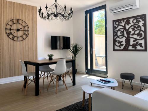 Coté Jardin est un spacieux et lumineux T3, entièrement rénové, à 2 pas de l'Hérault et à 10min du bord de mer Proche du centre historique et du fabuleux château Laurens, vous apprécierez le calme de sa belle terrasse et la vue superbe sur le jardin