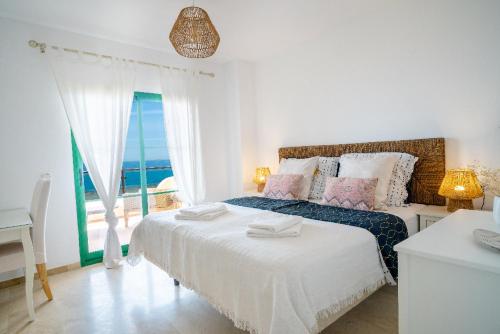 um quarto com uma cama e vista para o oceano em EL DIAMANTE em Casares