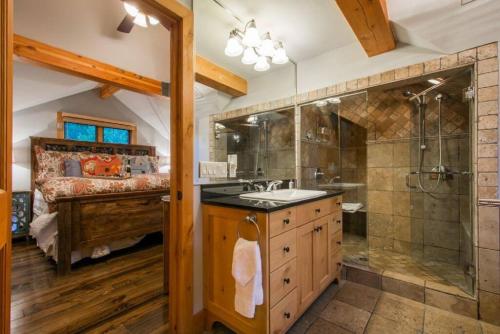Koupelna v ubytování PO670 Mountain Crest Retreat