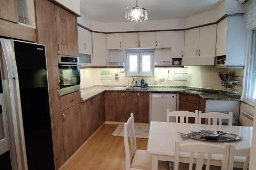 Dapur atau dapur kecil di Arslan Villa with Pool