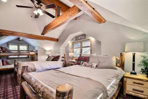 Postel nebo postele na pokoji v ubytování PO670 Mountain Crest Retreat