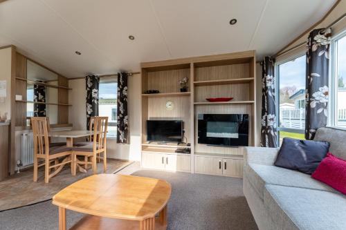 Een zitgedeelte bij Pass the Keys Wilksworth - Lovely 2 bedroom caravan in a perfect location