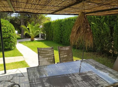 une table et deux chaises sous un parasol dans l'établissement La Zagala, à Badajoz