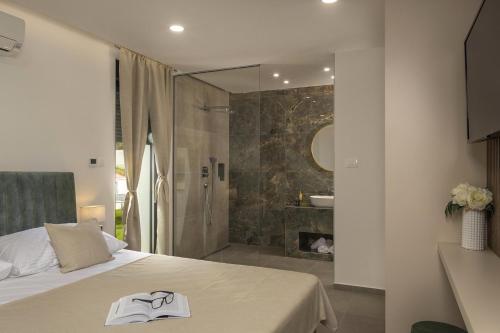 una camera d'albergo con letto e bagno di Coralis a Vrsi (Verchè)