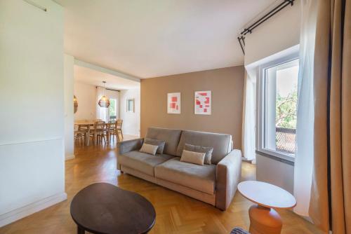 - un salon avec un canapé et une fenêtre dans l'établissement Olala Ribeira Apartment, à Cascais