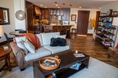 AR414B Aspen Dreams Ski-IN OUT في بارك سيتي: غرفة معيشة مع أريكة ومطبخ