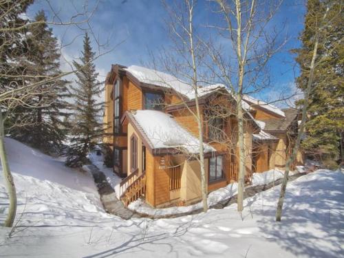 uma cabana de madeira na neve com neve em RP128 Ski-IN OUT Silver Lake em Park City