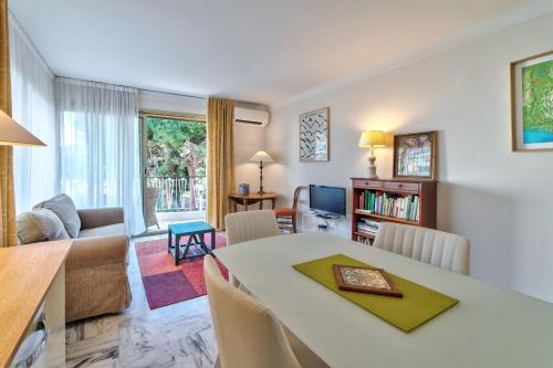 un salon avec une table à manger et un salon dans l'établissement Appartement le San Francisco bright and calm 3 bedroom flat, à Cannes