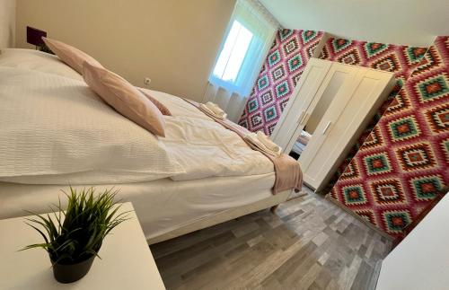 a bedroom with a bed and a table and a door at Pacek Keco in Alsóörs