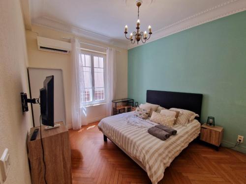 une chambre avec un lit et une télévision à écran plat dans l'établissement Rivoli SeaSide Apartment, à Nice