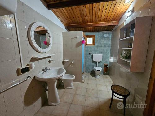 y baño con lavabo y aseo. en Casa Vacanze Salento MAre, en Galatone