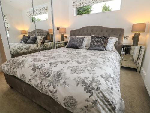 1 dormitorio con 1 cama con edredón gris y blanco en Ruperts Retreat, en Preston