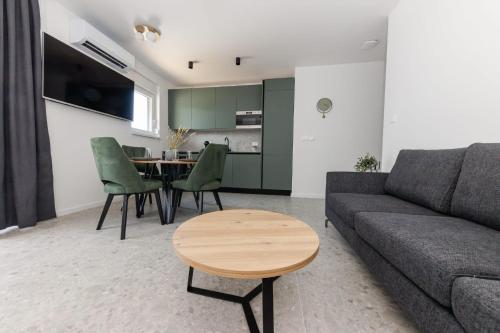 Apartments Antico في تروغير: غرفة معيشة مع أريكة وطاولة