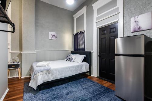 ルイスビルにあるSuite near downtown Louisville, KY - Suite IVの小さな客室で、冷蔵庫、ベッドが備わります。