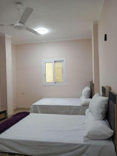 ‘Ezbet Abu ḤabashiにあるMakany Palace 1-West Bank-Luxorのベッドルーム1室(ベッド2台、窓付)