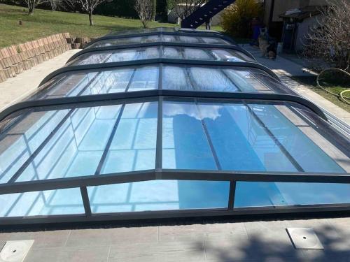 un groupe de quatre voitures avec un toit en verre dans l'établissement Location T4 entre Lac & Montagne, à Montgardin