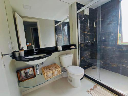 Porto Bali - Resort Mercure في انغرا دوس ريس: حمام مع مرحاض ومغسلة ودش